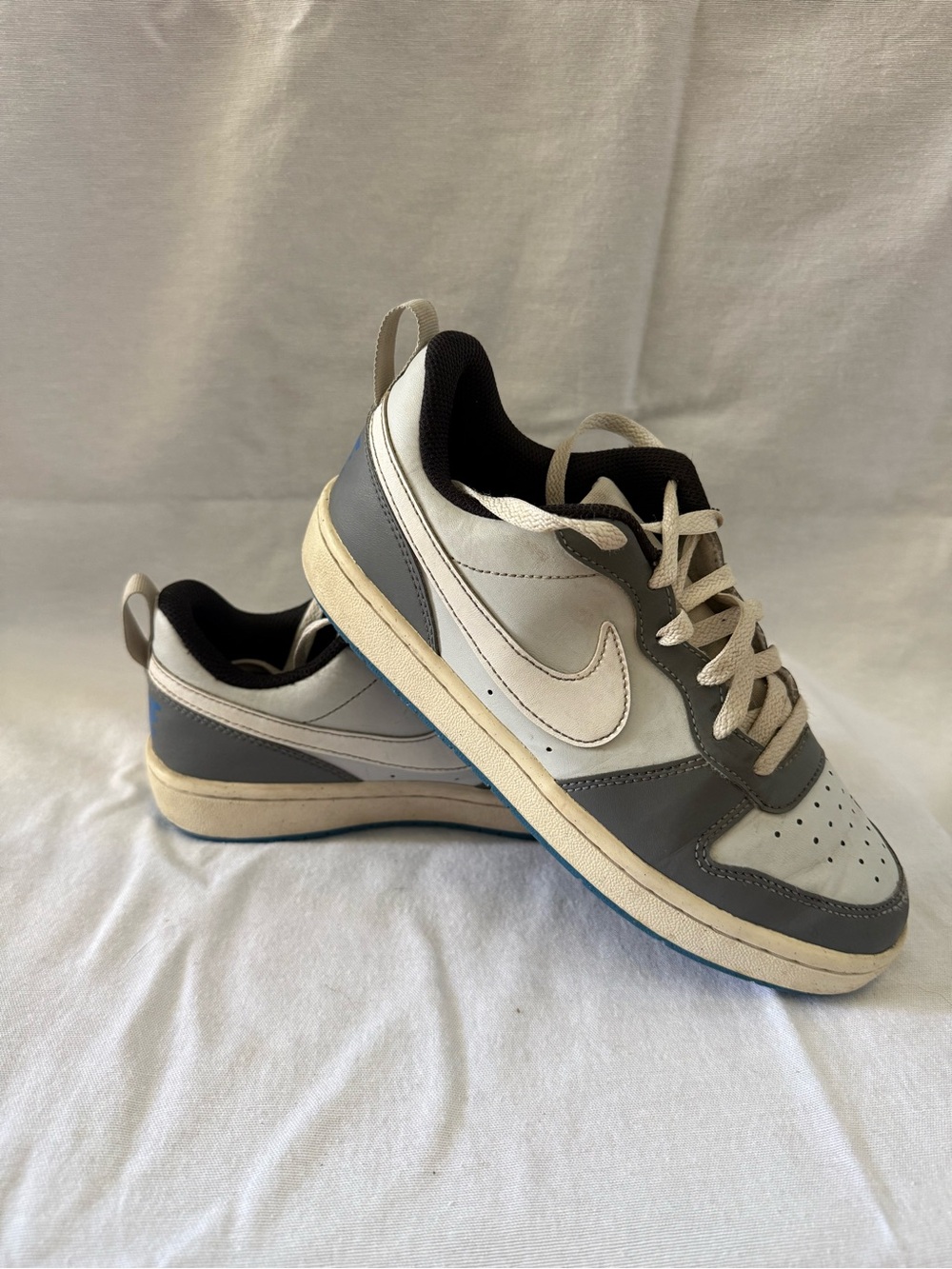 Nike Kids Low-Top Sneakers in White and Gray